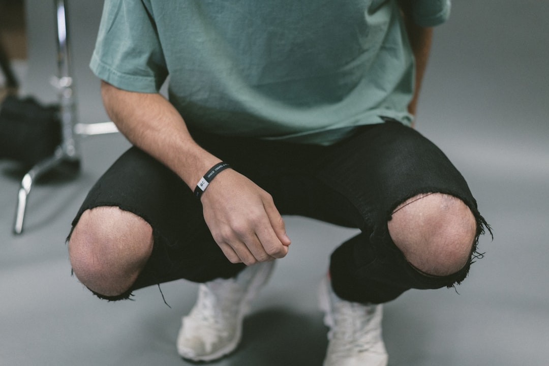 Roztrhané kalhoty: Stylizácie pre každú príležitosť