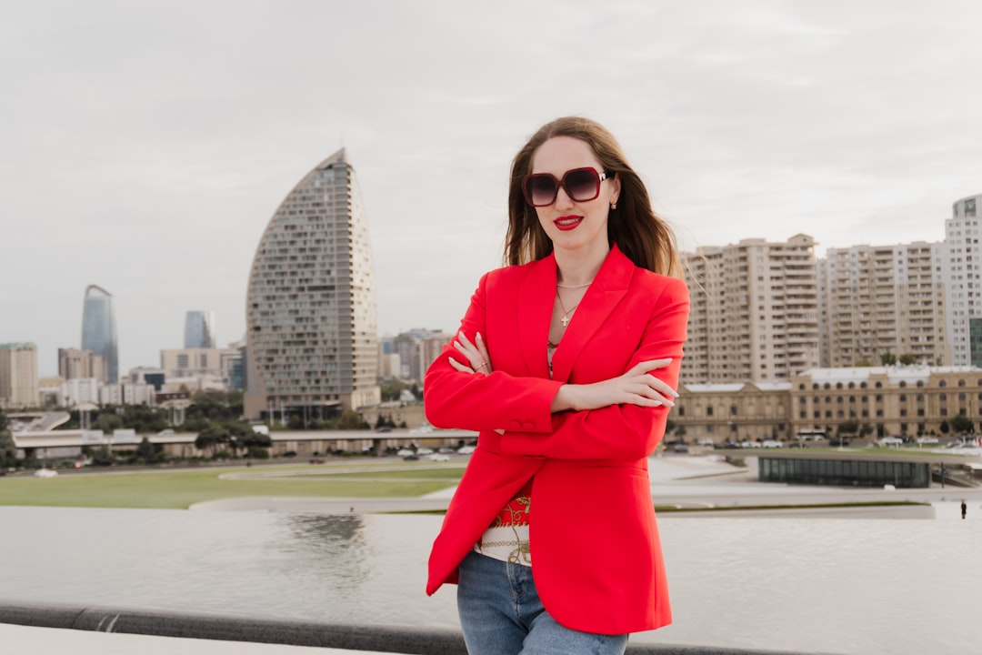 Stylizace se sakem: Jak vytvořit elegantní outfit